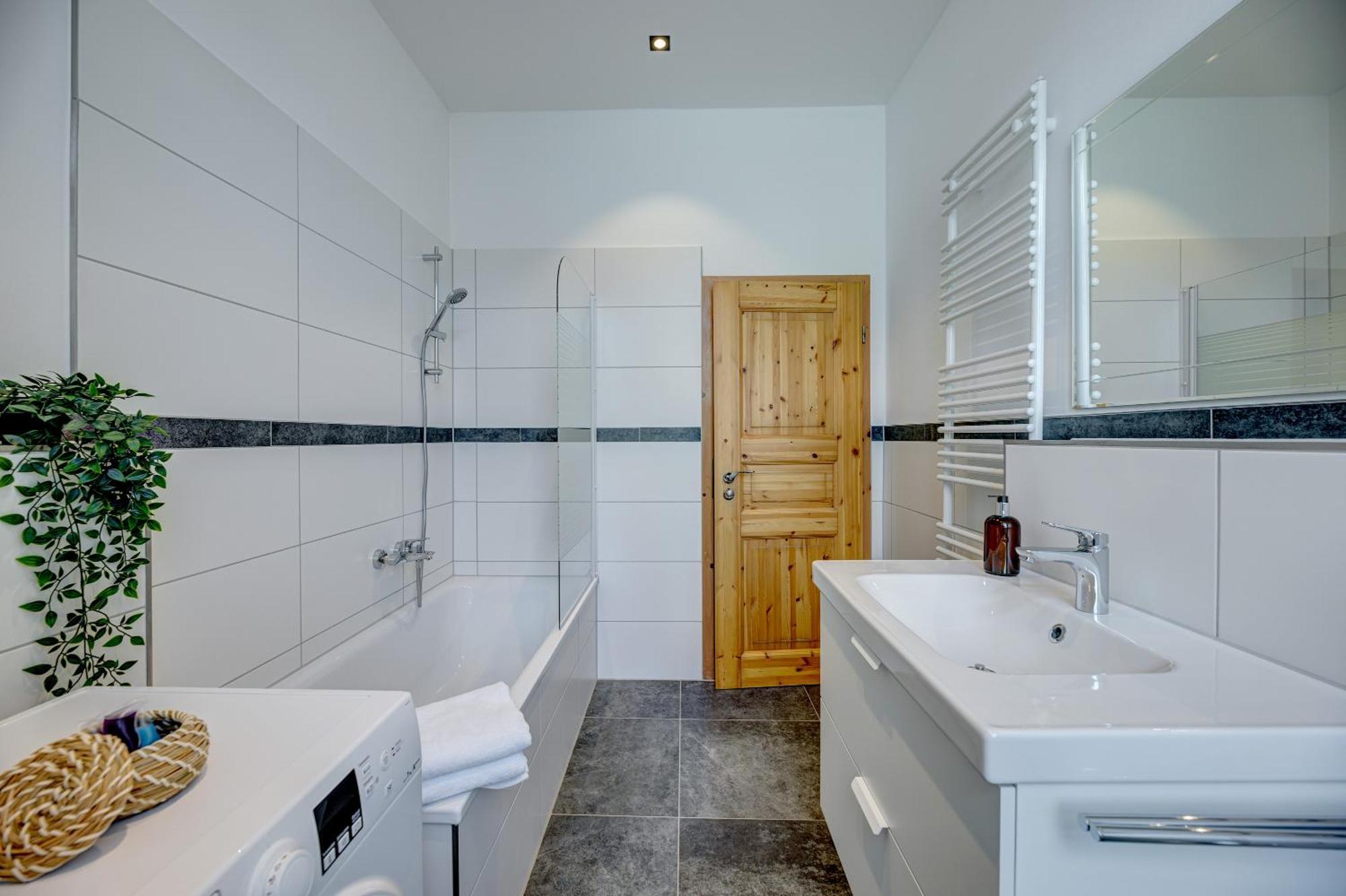 Kaza Guesthouse, Centrally Located 2 & 3 Bedroom Apartments In Augsburg Eksteriør billede